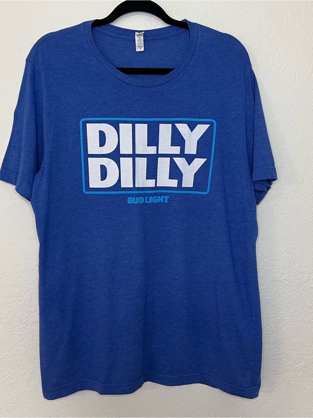 Bud Light Dilly Dilly Men’s Size XL T-shirt Royal Blue Cotton Poly Short Sleeve